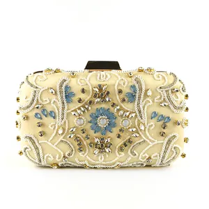 Squisita pochette da sera ricamata a perline e strass fatta a mano vista di dettaglio elegante.