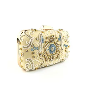 Elegante borsa da sera con perle e bellissimi strass dettagliati ricamati in beige.