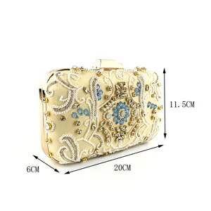 Elegante pochette da sera con perline e strass, perfetta per matrimoni e feste formali.