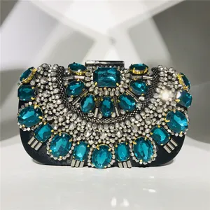Pochette de soirée artisanale en strass exquise avec cristaux étincelants pour fêtes.