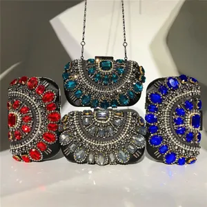 Pochette de soirée artisanale en strass avec perlage délicat et bandoulière chaîne chic.