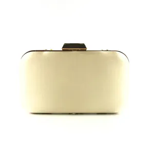 Dettaglio della pochette da sera in raso champagne con texture liscia e chiusura metallica.