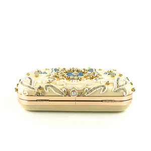 Dettaglio di una squisita pochette da sera con perline, strass e montatura dorata.