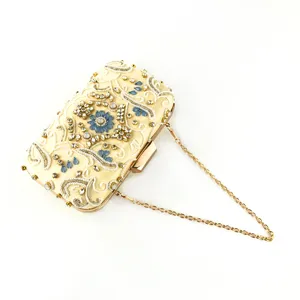 Elegante borsa da sera a pochette con perline e strass fatta a mano con catena d'oro.