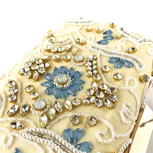 Primo piano dettagliato della borsa da sera da donna con ricamo di perle e strass scintillanti.