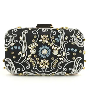 Dettaglio di una pochette da sera nera in satin, finemente ricamata di perle e strass luminosi.