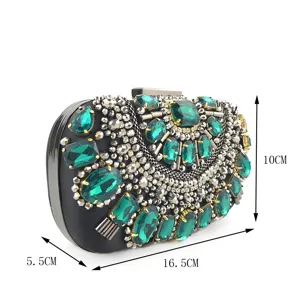 Élégante pochette de soirée strassée lourde avec cristaux émeraude, taille 16,5x10x5,5 cm.