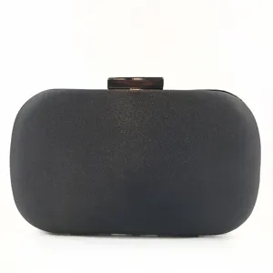 Élégante pochette de soirée noire en satin avec fermoir en métal, idéale pour mariages.