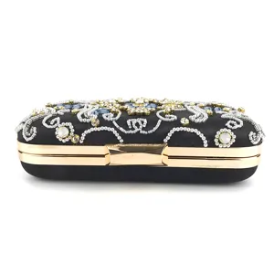 Elegante borsa pochette da sera nera con perline fatte a mano e strass molto brillanti.