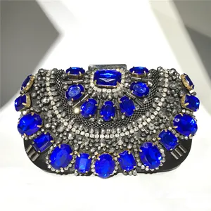 Vue détaillée du sac de soirée luxueux fait main avec des strass et perles bleus brillants.