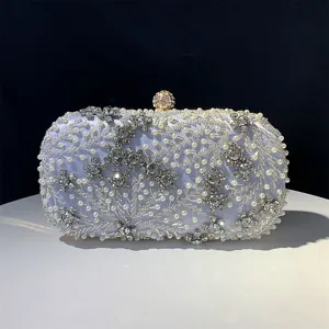 Prachtige handgemaakte kralen avondtas clutch met schitterende strass-steentjes. Elegant design.