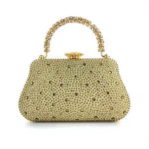 Vue détaillée du sac de soirée de luxe en strass doré avec poignée et serrure en cristal étincelant.