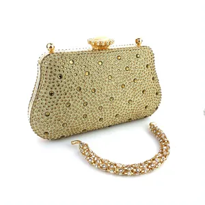 Détail de la magnifique pochette de soirée dorée avec des strass et un fermoir.