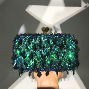 Prachtige pailletten avondtas clutch met kralenborduurwerk en zwarte kristallen hangers.