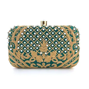 Bolso de noche verde bordado con perlas, elegante bolso de mano vintage detalle.