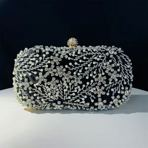 Handgemaakte kraal strass zwarte avondtas, elegante detailweergave van de clutch.