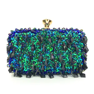 Prachtige handgemaakte avondtas clutch met pailletten, kraalwerk en kristallen accenten.
