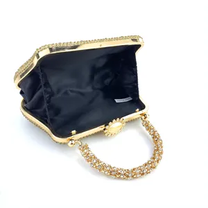 Élégant sac de soirée en strass avec cristaux étincelants et cadre en métal doré de luxe.