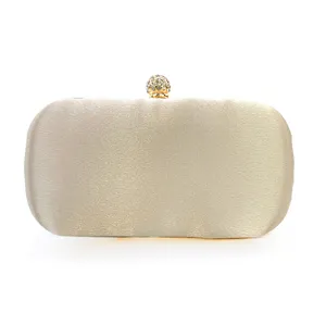 Elegante satijnen avondtas clutch detail met schitterende kristallen bal sluiting ontwerp.