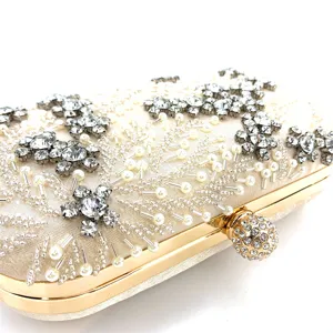 Elegante kralen avondtas clutch met glinsterende strass steentjes en gouden frame voor dames.