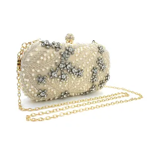 Prachtig gedetailleerd handwerk met parels en strass op deze elegante avondtas.