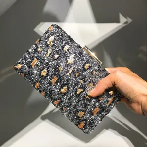 Vue détaillée de la pochette de soirée pour femme avec motif léopard et sequins.