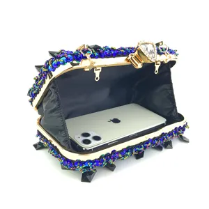Stijlvolle avondtas clutch met schitterende pailletten en een mooi gouden metalen frame.