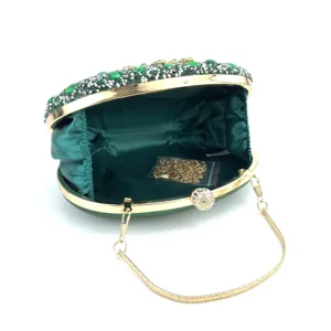 Κομψή γυναικεία τσάντα βραδινή clutch με κρύσταλλα στρας και χρυσή αλυσίδα.