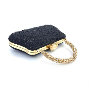Gros plan détaillé d'une luxueuse pochette de soirée noire en strass avec cadre doré.