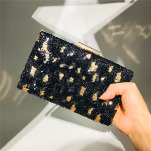Sac pochette de soirée noir à sequins pour femmes, élégant sac à main motif léopard avec fermoir métal.