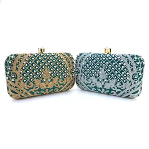 Elegante bolso de noche tipo clutch bordado con perlas vintage y cierre metálico.
