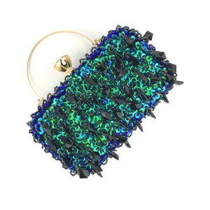 Glanzende Pailletten Kralen Avond Clutch Tas met gouden ronde handvat en zwarte stekels.