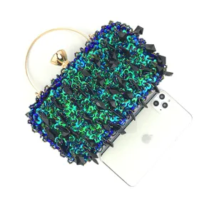 Kralen pailletten avondtas clutch met geometrische stekels en gouden handgreep.