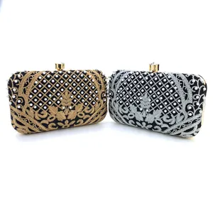 Elegante bolso de noche tipo clutch para mujer con bordado complejo y perlas artesanales.