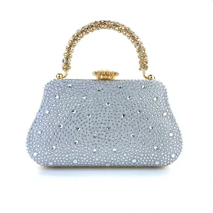 Sac de soirée élégant en strass avec poignée dorée et cristaux scintillants pour les fêtes.