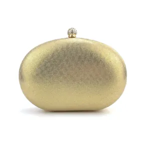 Χρυσό οβάλ βραδινό τσαντάκι clutch λεπτομέρεια με λαμπερή υφή και κούμπωμα στρασ.