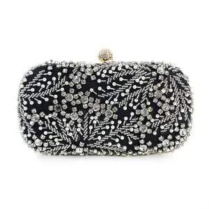 Elegante zwarte kralen avondtas clutch met strass sluiting voor feestjes en bruiloften.