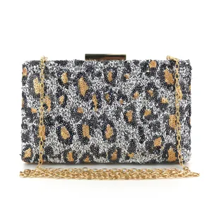Vue en gros plan détaillée de la pochette de soirée à sequins avec motif léopard.