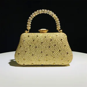 Gros plan sur les détails du sac de soirée luxueux orné de strass étincelants.