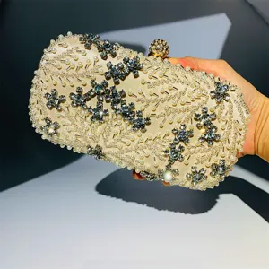 Prachtige handgemaakte kralen avondtas clutch met parels en kristallen voor feestjes.