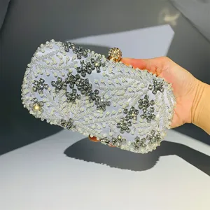 Handgemaakte kralen avondtas clutch met elegante parels en sprankelende kristallen.