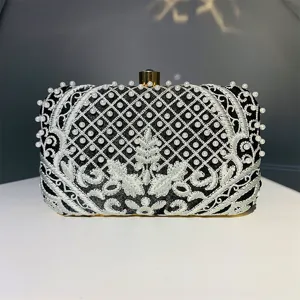 Elegante bolso de noche negro con bordado blanco y perlas hechas a mano para mujeres.