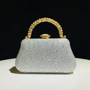 Élégante pochette de soirée en strass argenté avec poignée dorée pour les banquets.