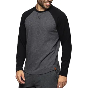 Détails du sweat à manches longues raglan bicolore pour homme montrant le tissu et la coupe.