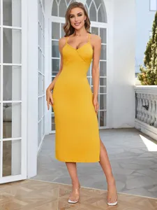 Gros plan sur la robe nuisette jaune côtelée montrant la texture en maille et la fente latérale.
