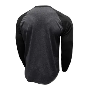 Détail de dos d'un sweat à manches longues raglan bicolore pour homme avec coutures.