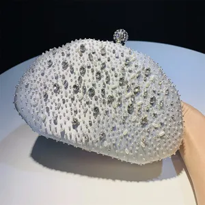 Zilveren strass parel schelp avondtas, elegante bruiloft feest clutch tas detail.