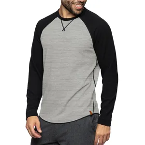 Vue détaillée du t-shirt raglan à manches longues colorblock pour homme avec ourlet.