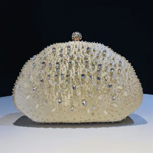 Elegante strass schelp avondtasje met glanzende parels, perfect voor bruiloft en feest.
