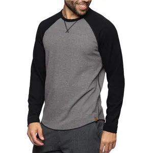 Sweat-shirt raglan à manches longues pour homme avec design colorblock confortable.